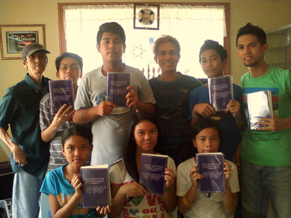 Youth with HS scripture with Mandaluyong Fruits Mau 2013